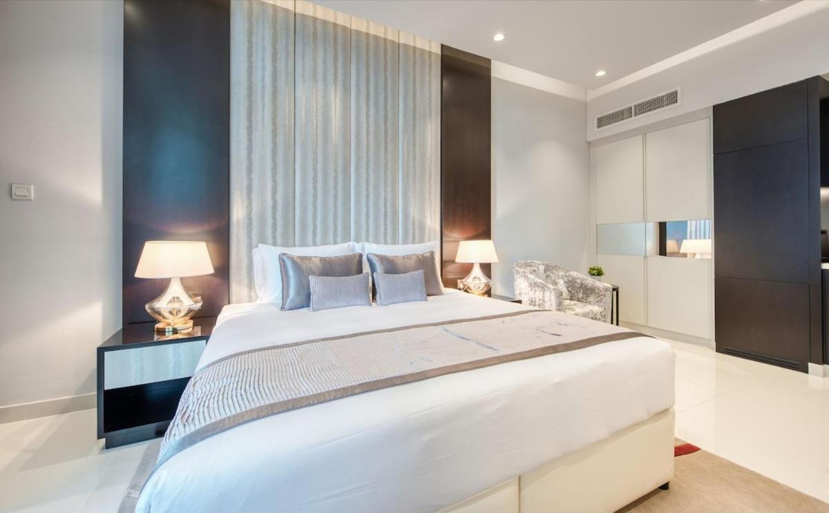 Burj Khalifa View! 2 Bedroom Luxe With 4 Minute Walk To Mall! Pool And Sauna Access! Dubai
