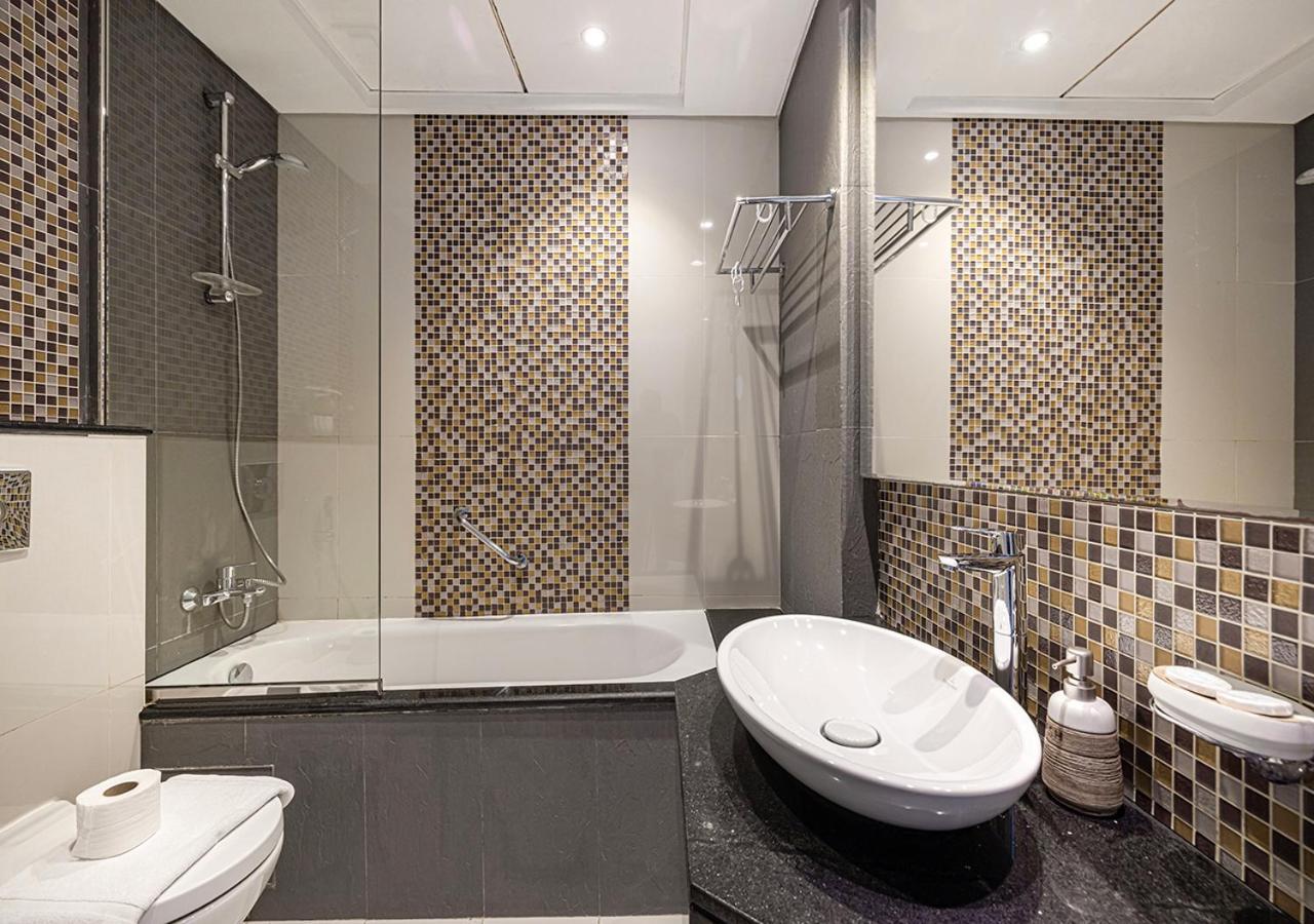 Burj Khalifa View! 2 Bedroom Luxe With 4 Minute Walk To Mall! Pool And Sauna Access! Apartment
