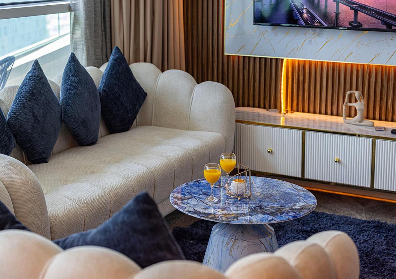 Burj Khalifa View! 2 Bedroom Luxe With 4 Minute Walk To Mall! Pool And Sauna Access! Apartment Dubai