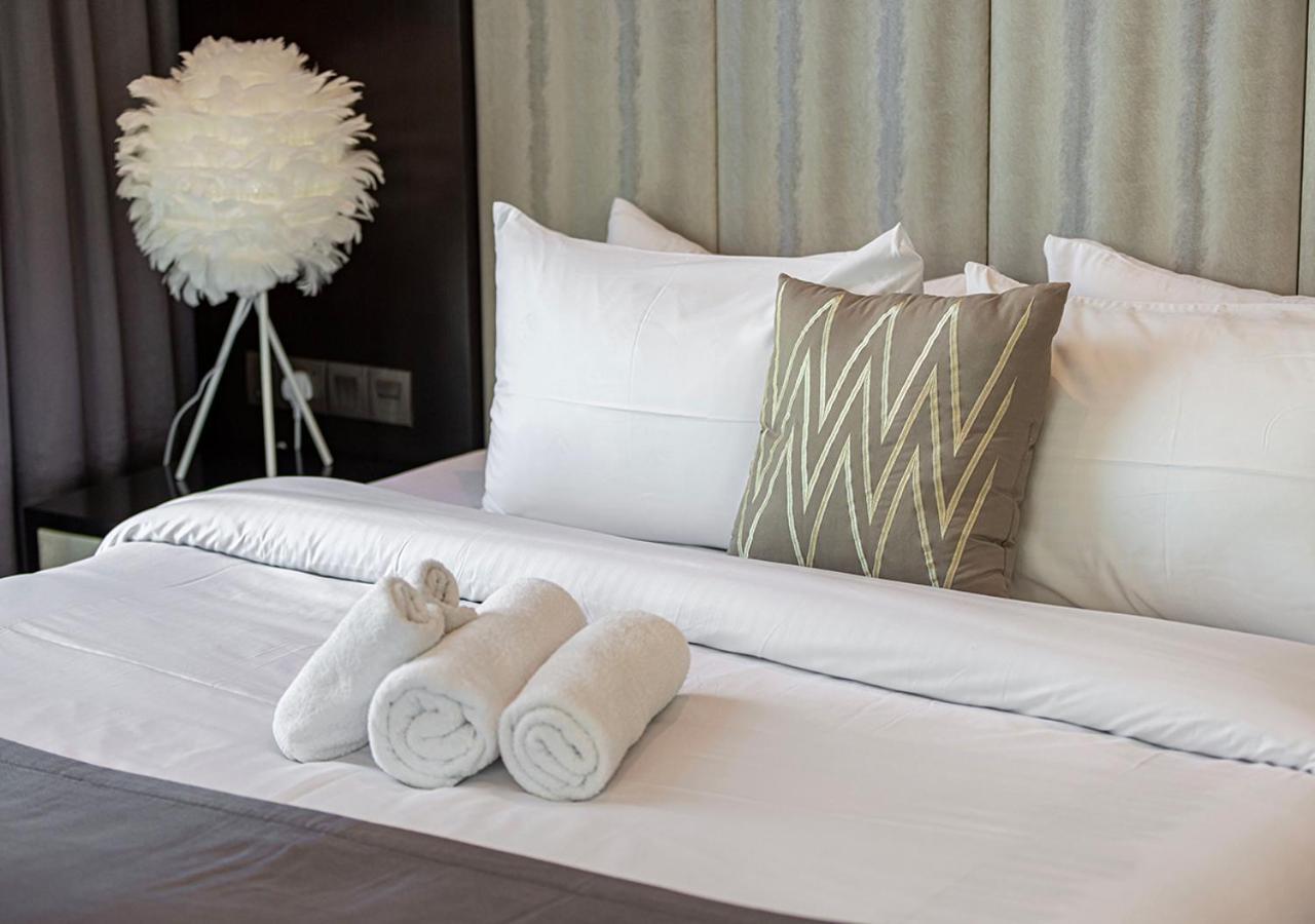 Burj Khalifa View! 2 Bedroom Luxe With 4 Minute Walk To Mall! Pool And Sauna Access! Apartment Dubai