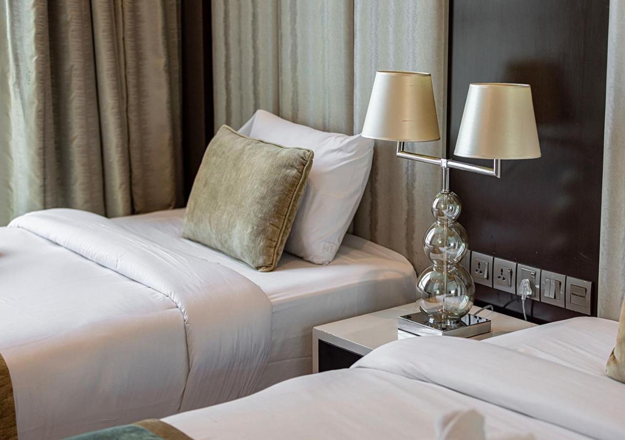 Burj Khalifa View! 2 Bedroom Luxe With 4 Minute Walk To Mall! Pool And Sauna Access! Apartment *